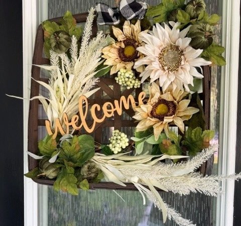 How to Decorate a Tobacco Basket for Every Season