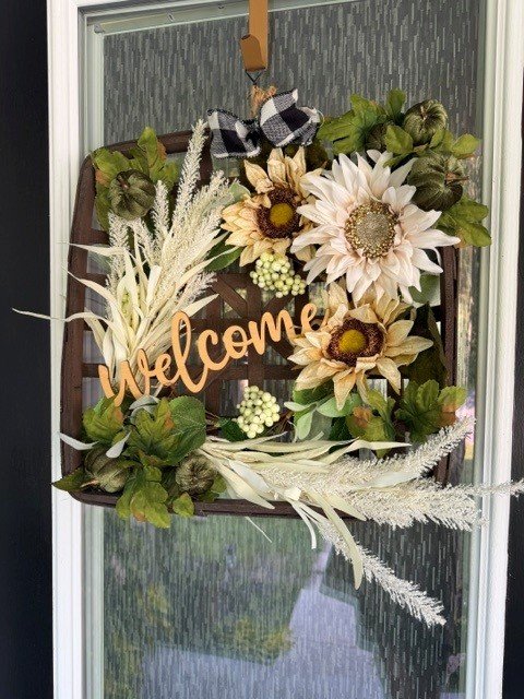 How to Decorate a Tobacco Basket for Every Season