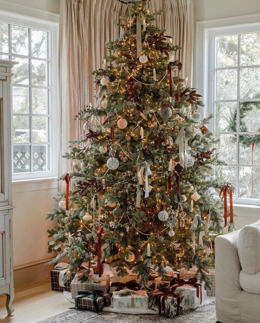 French country Christmas tree decorating ideas with soft ribbons, elegant ornaments and a relaxed holiday style